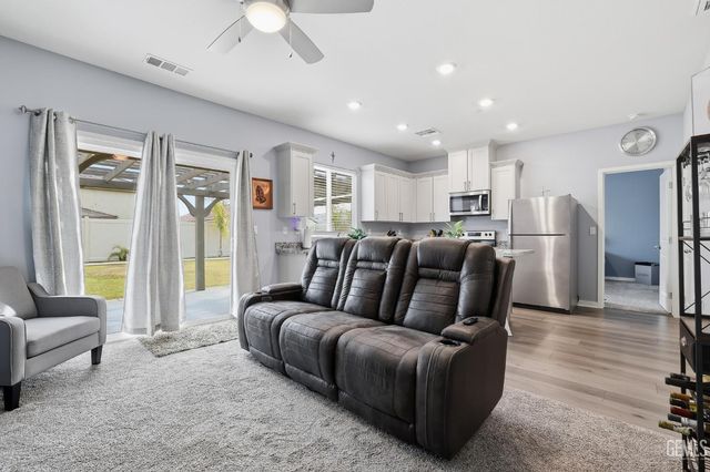 7812 Strawberry Lane, Bakersfield, CA 93313