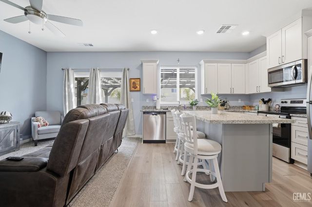 7812 Strawberry Lane, Bakersfield, CA 93313