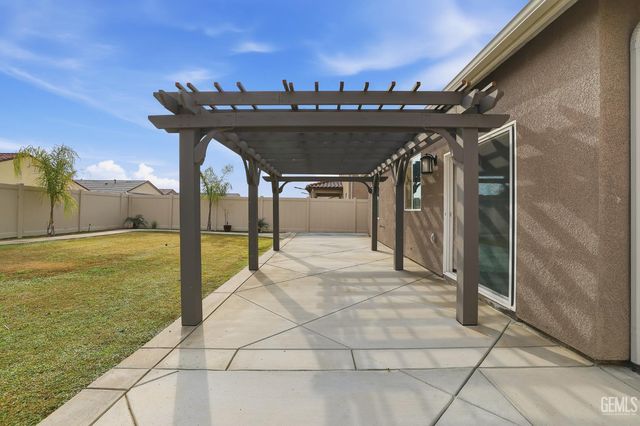 7812 Strawberry Lane, Bakersfield, CA 93313