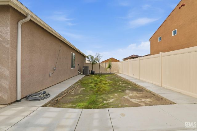 7812 Strawberry Lane, Bakersfield, CA 93313