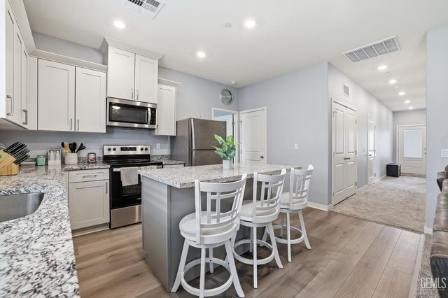 7812 Strawberry Lane, Bakersfield, CA 93313