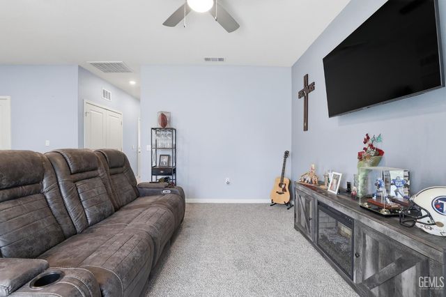 7812 Strawberry Lane, Bakersfield, CA 93313