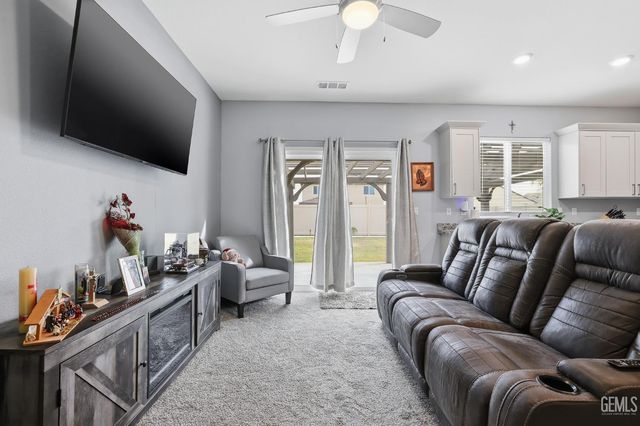 7812 Strawberry Lane, Bakersfield, CA 93313