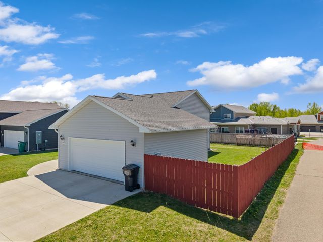 809 24th Avenue NW, Austin, MN 55912
