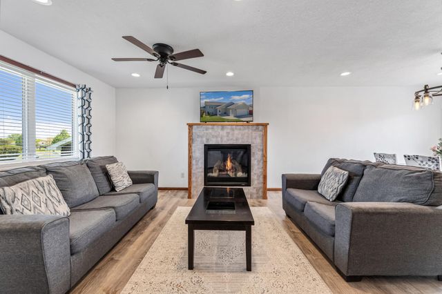 809 24th Avenue NW, Austin, MN 55912