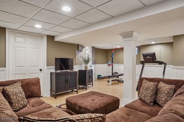 1 Briarcliff Rd, Morris Plains Boro, NJ 07950