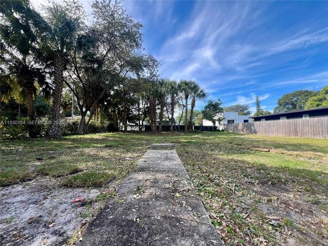 633 NW 14th Ter, Fort Lauderdale, FL 33311