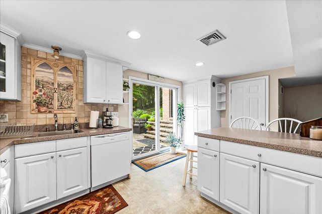 16 GROVE LN, Broomall, PA 19008