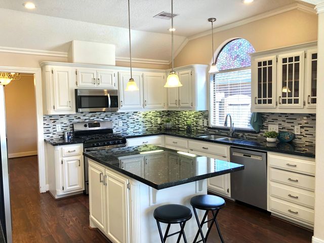 106 Stony Point Court, Clute, TX 77531