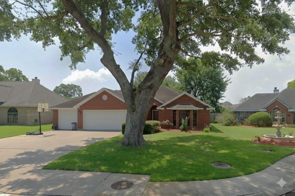 106 Stony Point Court, Clute, TX 77531