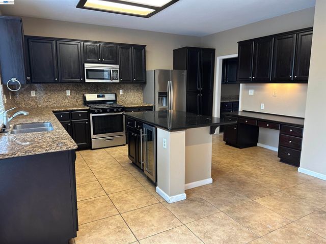 4111 Riverbrook Ct, Stockton, CA 95219