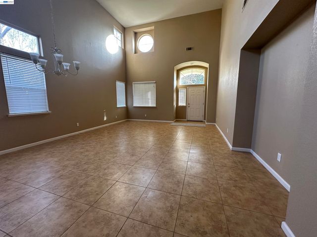 4111 Riverbrook Ct, Stockton, CA 95219