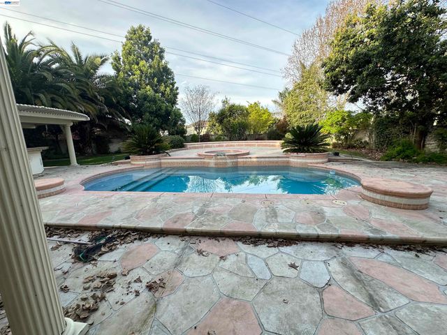 4111 Riverbrook Ct, Stockton, CA 95219