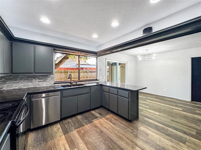 112 Wellington Lane, Moore, OK 73160