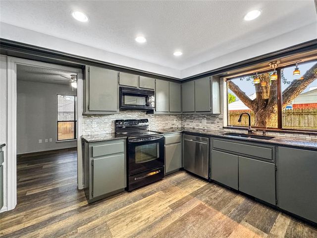 112 Wellington Lane, Moore, OK 73160