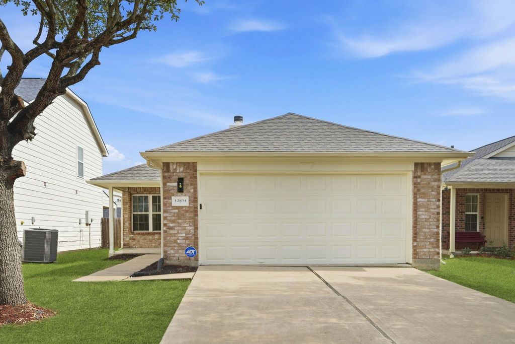 12831 Regal Oaks Bend Lane, Houston, TX 77047