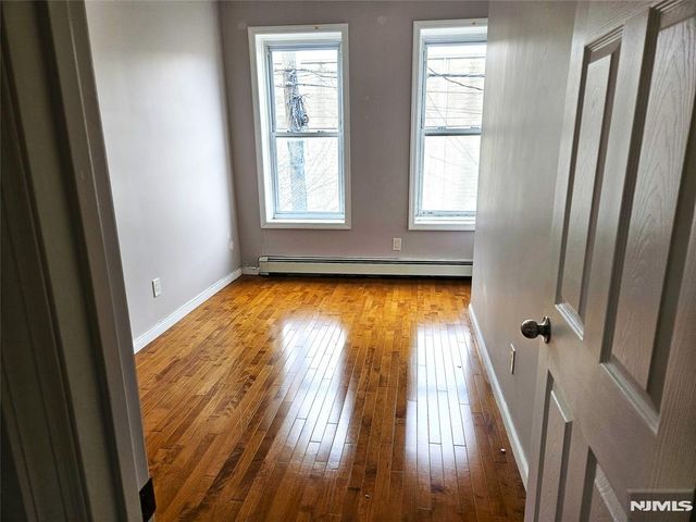 142 Side Avenue, Jersey City, NJ 07305