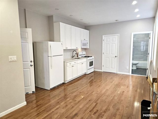 142 Side Avenue, Jersey City, NJ 07305