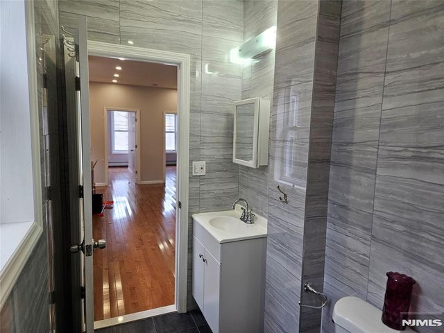 142 Side Avenue, Jersey City, NJ 07305