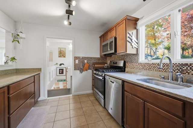 11 Forest Hill Dr, Worcester, MA 01609
