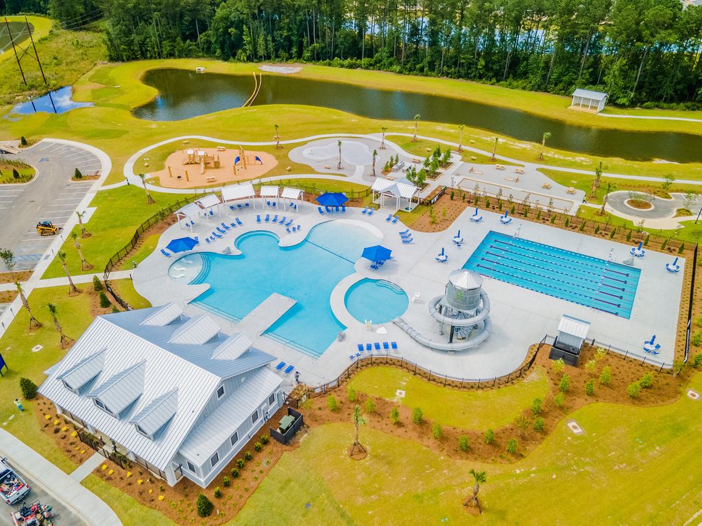 Image 2 of property listing at 809 Baywood Lane, Summerville, SC 29486