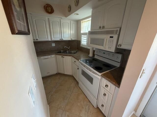 18081 SE Country Club Drive 121, Tequesta, FL 33469