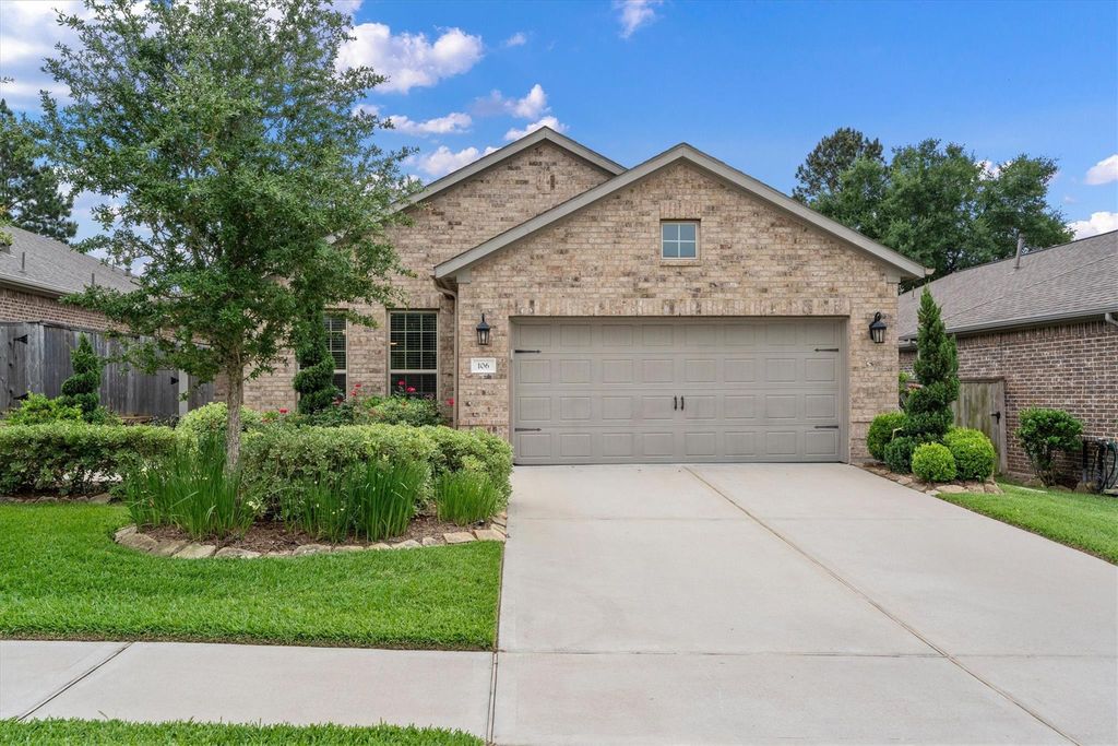 106 E Silky Sephora Court, Montgomery, TX 77316