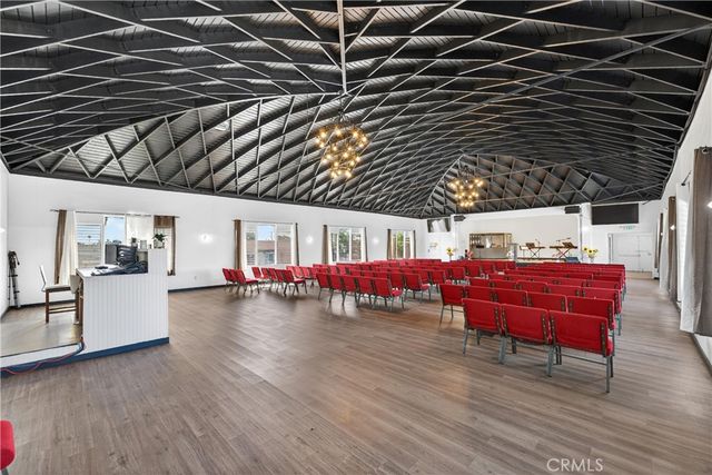 7101 Menlo, Los Angeles, CA 90044