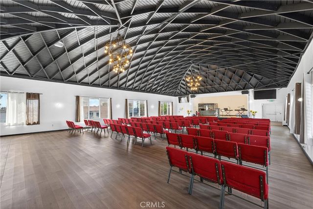 7101 Menlo, Los Angeles, CA 90044