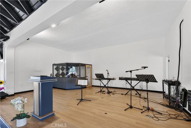 7101 Menlo, Los Angeles, CA 90044