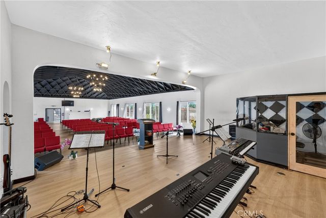 7101 Menlo, Los Angeles, CA 90044