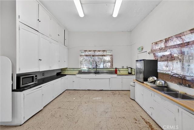7101 Menlo, Los Angeles, CA 90044