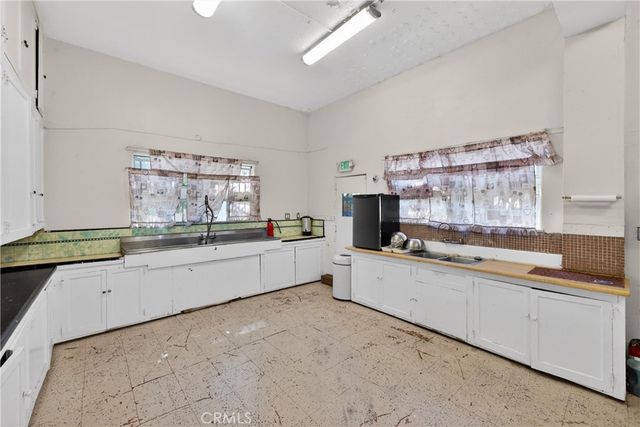 7101 Menlo, Los Angeles, CA 90044