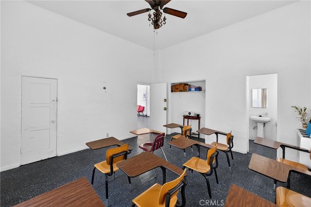 7101 Menlo, Los Angeles, CA 90044