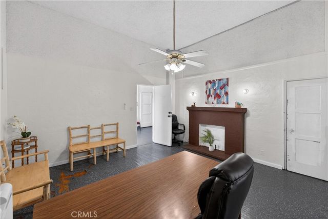 7101 Menlo, Los Angeles, CA 90044