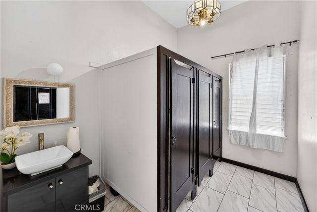 7101 Menlo, Los Angeles, CA 90044