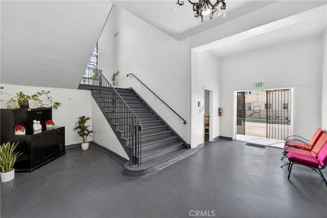 7101 Menlo, Los Angeles, CA 90044