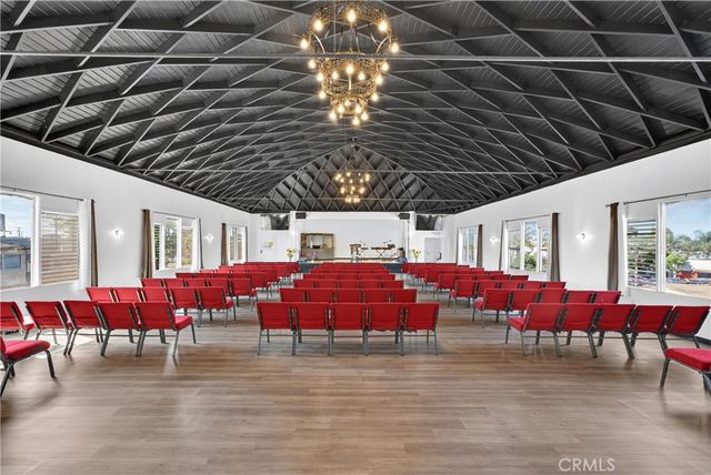7101 Menlo, Los Angeles, CA 90044