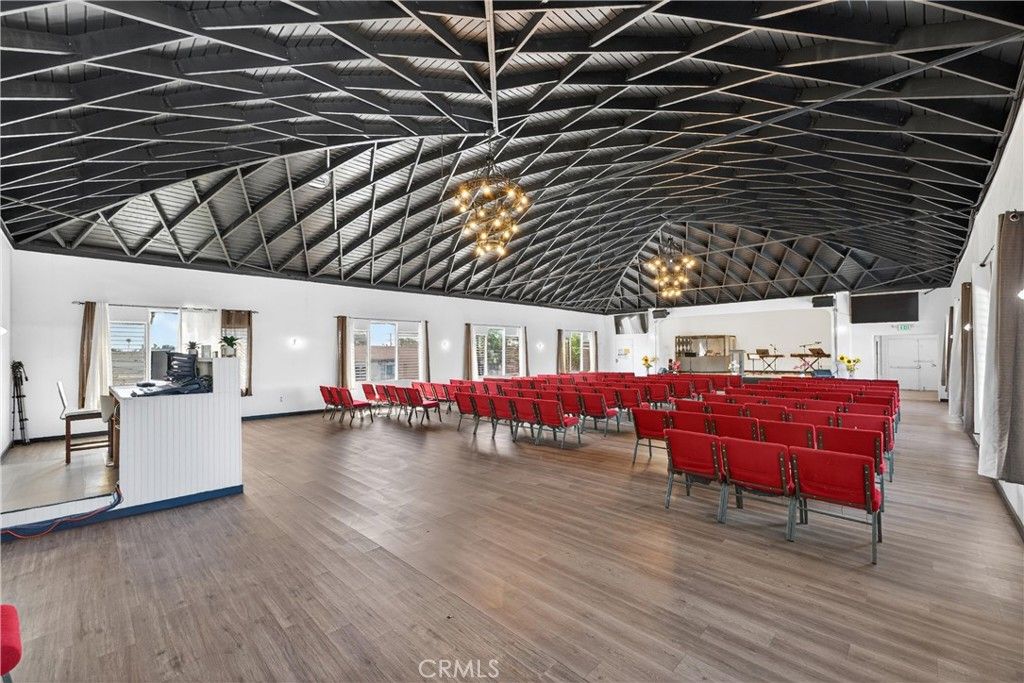 Image 9 of property listing at 7101 Menlo, Los Angeles, CA 90044