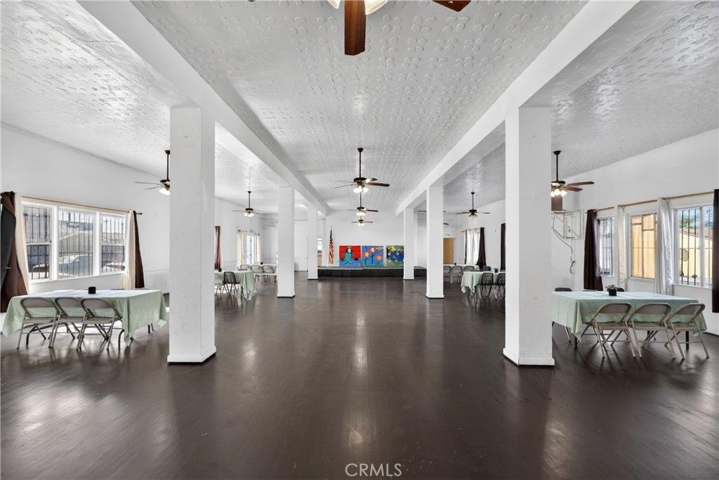 Image 10 of property listing at 7101 Menlo, Los Angeles, CA 90044