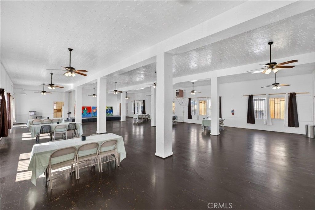Image 11 of property listing at 7101 Menlo, Los Angeles, CA 90044