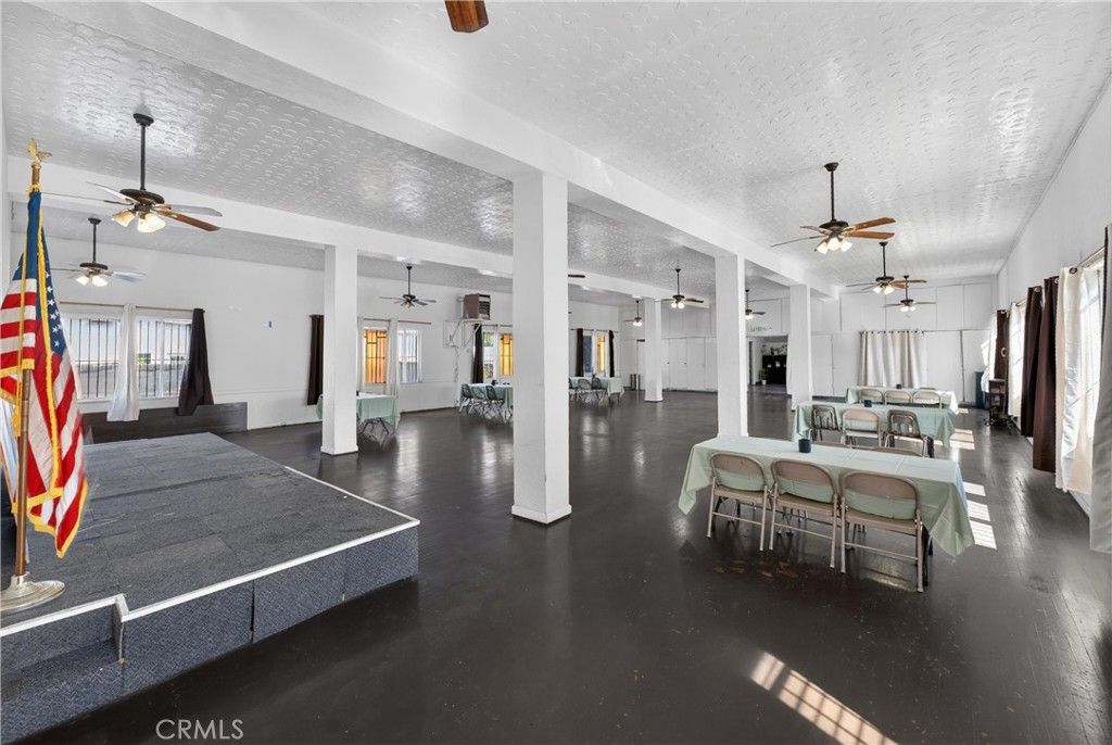 Image 12 of property listing at 7101 Menlo, Los Angeles, CA 90044