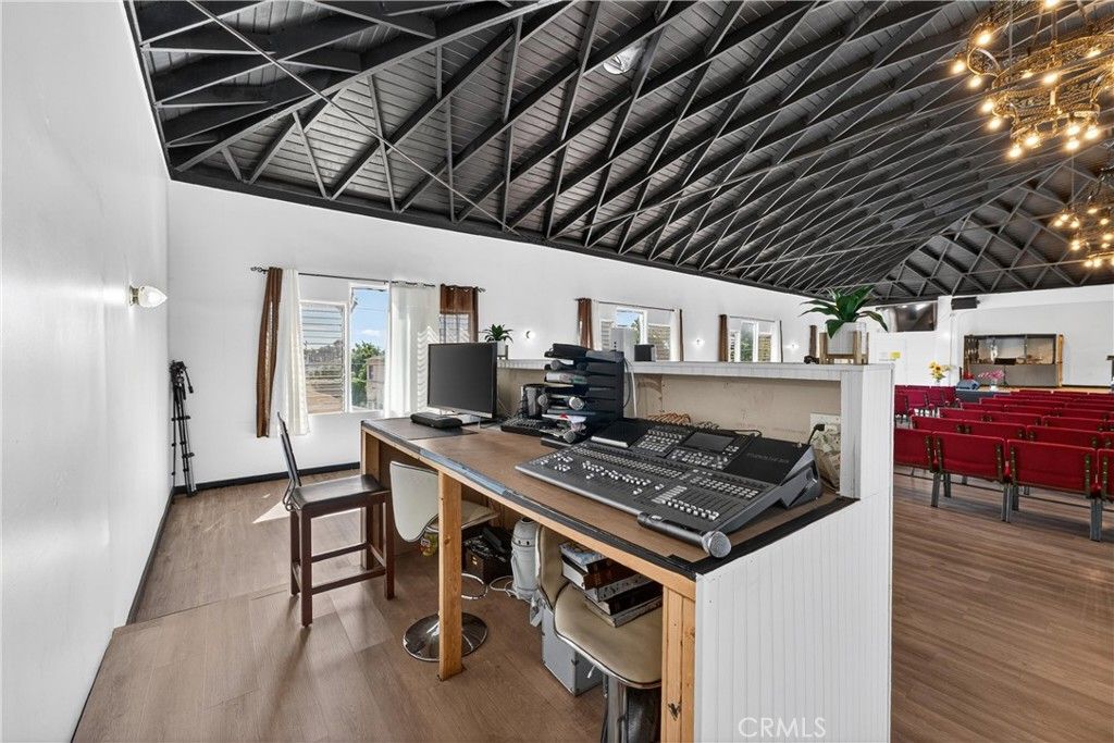 Image 14 of property listing at 7101 Menlo, Los Angeles, CA 90044