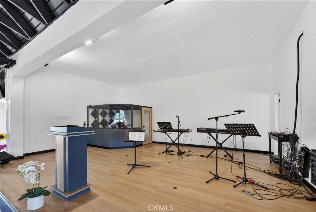 Image 18 of property listing at 7101 Menlo, Los Angeles, CA 90044
