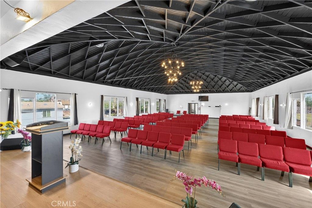 Image 1 of property listing at 7101 Menlo, Los Angeles, CA 90044