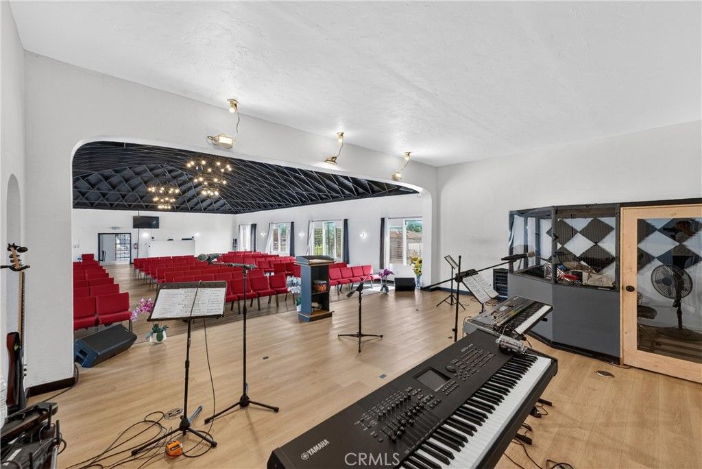 Image 19 of property listing at 7101 Menlo, Los Angeles, CA 90044