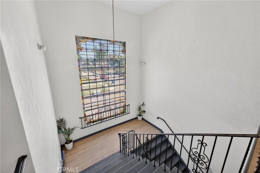 Image 20 of property listing at 7101 Menlo, Los Angeles, CA 90044