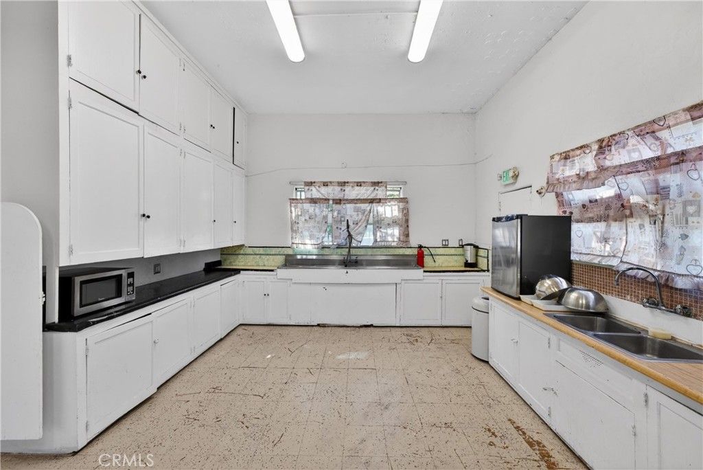 Image 23 of property listing at 7101 Menlo, Los Angeles, CA 90044