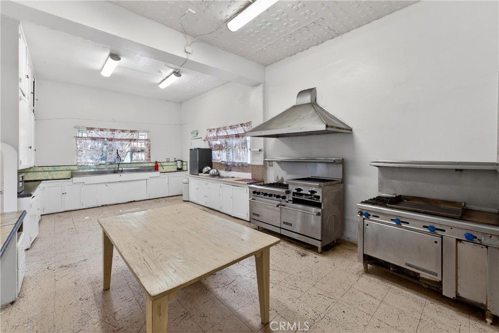 Image 24 of property listing at 7101 Menlo, Los Angeles, CA 90044
