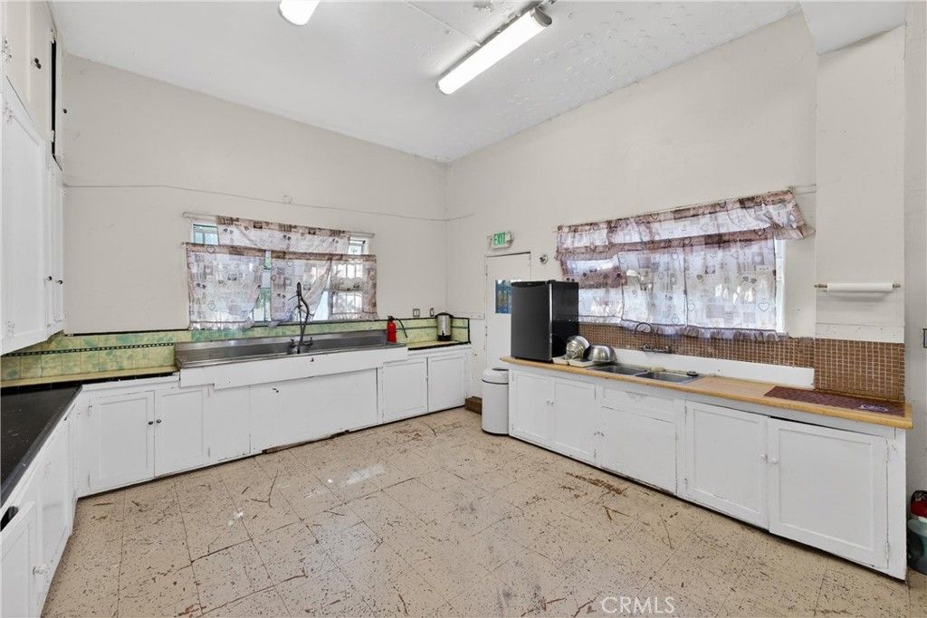 Image 25 of property listing at 7101 Menlo, Los Angeles, CA 90044